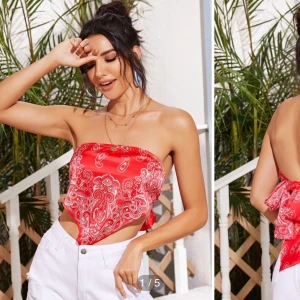 Röd paisley topp - Supersöt topp med paisleymönster som man knyter baktill. Den är stl M men väldigt liten i storleken.