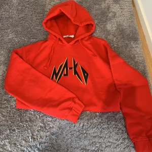 NA-KD red hoodie - A cropped hoodie, very soft inside with elastics at the end of the sleve