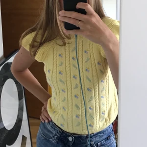 Gul slutsåld tröja från zara - Säljer denna supersöta tröjan från zara! Riktigt populär och helt slutsåld! Storlek M men Passar även mig som har S🤝💛💛frakt kostar 30kr