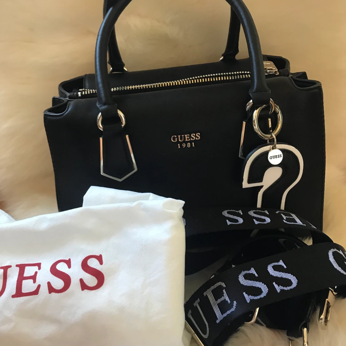 Guess handväska - 90