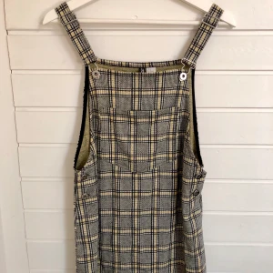 Rutig Hängselklänning  - Fin rutig hängselklänning köpt på H&M . Endast använd ett fåtal gånger och är i nyskick !🌼 