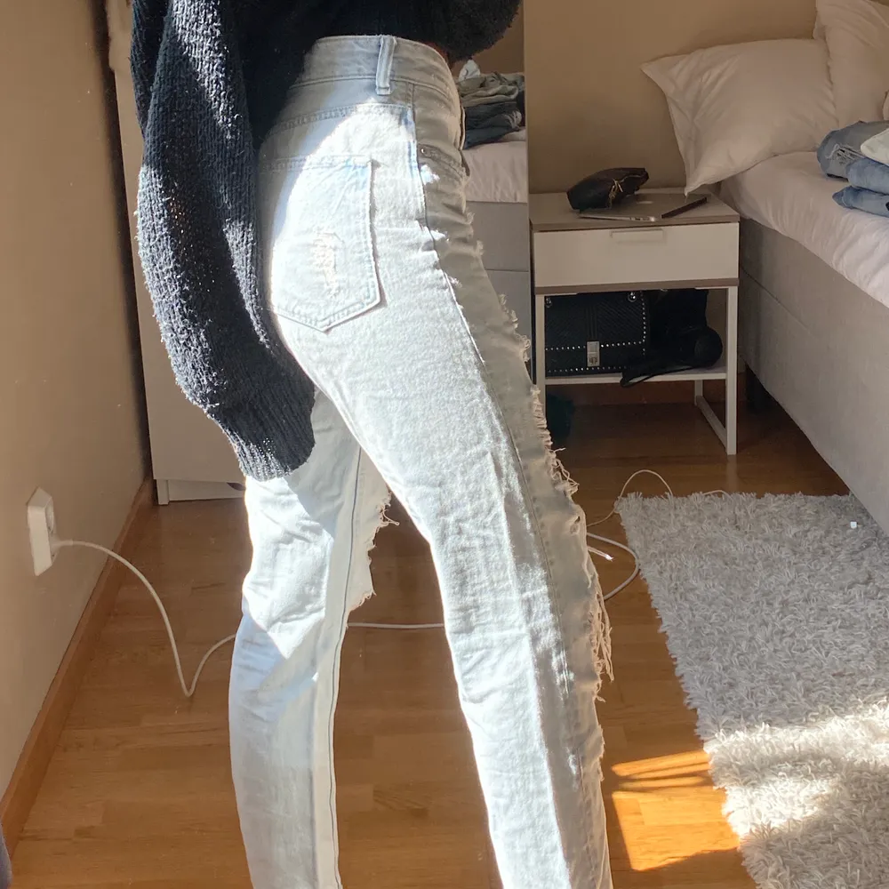 Ett par balla boyfriend jeans perfekta till sommaren! Sparsamt använda. Står ingen storlek i byxorna men passar en 32-36 ungefär! . Jeans & Byxor.