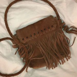 Cool väska - Tänk dig: du är ute i vilda västern sittandes på en hästrygg. Du galopperar fram och håret fladdrar i vinden. Helt plötsligt känner du dig törstig. Men du har tappat vattenflaskan som satt fast på sadeln. Hur hade du kunnat hindra detta? Om du ändå hade haft en väska! Jag är här för att hjälpa dig, wild western bag. Köp. För endast 50kr... 