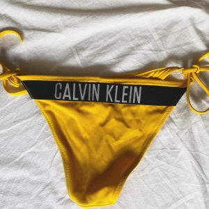 Calvin Klein underdel - En gul Calvin Klein underdel som är använd 2 ggr, skitfin till både svart och vit överdel samt matchande överdel! Sitter skitbra på😍