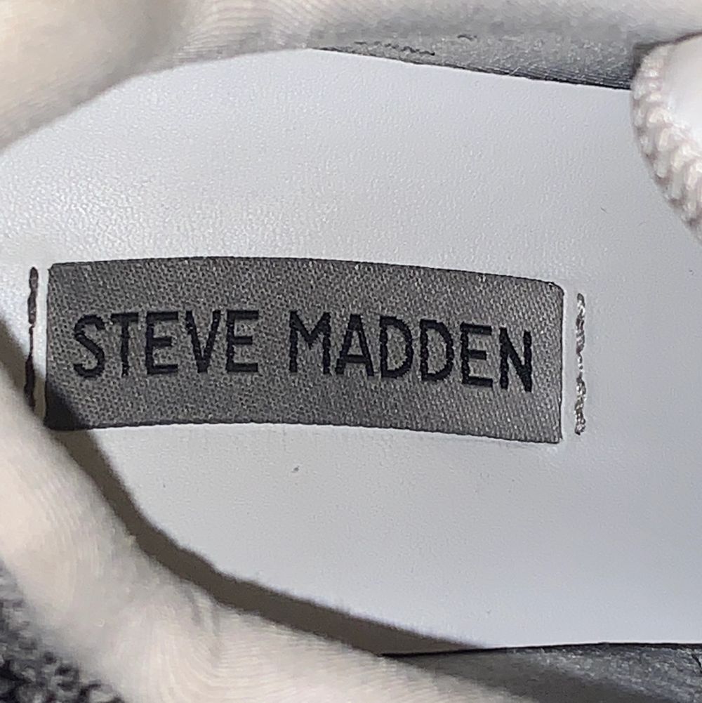 Ett par Steve Madden skor som jag fick i födelsedagspresent som är använda en gång, de är dock lite smuts längst fram på högra skon men man ser de knappast men utifrån det e dom i ett bra skick, buda gärna, köparen står för frakten (30kr)❤️❤️. Skor.
