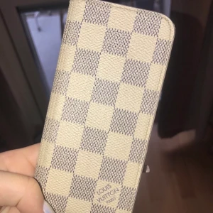 Louis Vuitton mobilskal för iPhone 7 - Mobilskal för iPhone 7, äkta men använt men därför sänker jag priset mycket. Priset kan diskuteras 