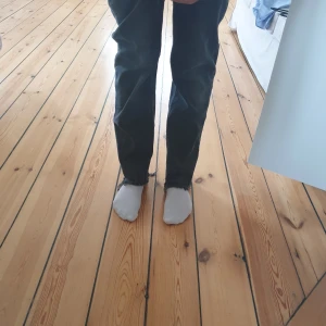 Gråa raka jeans - Går hela vägen om man är 165 cm ungrfär. felfria. Storlek 38 men känns mer som en 36