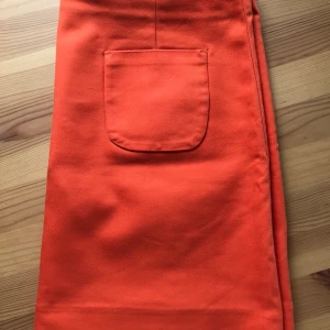 Kjol HM - Säljer nu en orangekjol från HM. En perfekt färgklick i garderoben 🧡 50 kr + frakt.