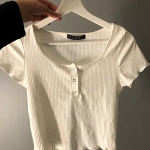 Tröja från Zaful - En jättefin vit topp från Zaful! Säljer den då den var för liten för mig. Den är precis som ny
