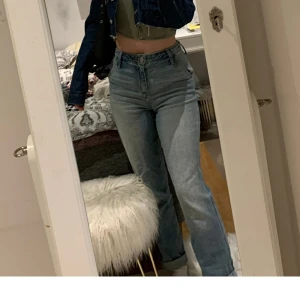 Strl W26L27 - Momjeans från Hollister!!!! Har köpt här på plick och säljer då de tyvärr inte passade  (bilderna är från förra säljern) Sitter riktigt fint på kroppen och är perfekt för dig som är kort (157-160cm lång)😉🥰Toppskick 👍