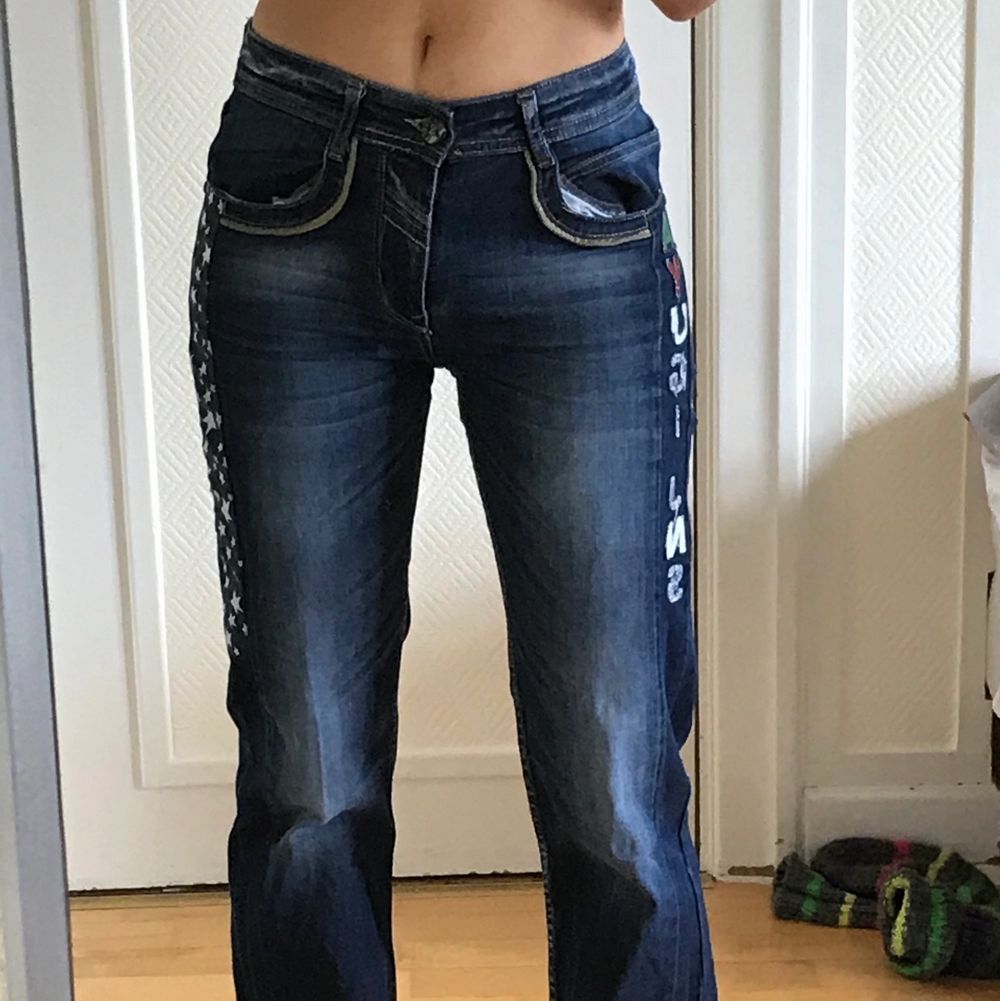 Snygga jeans med coola detaljer. Säljer då de är för små. Jeans & Byxor.