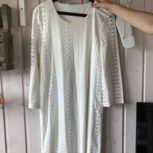 Klänning - Säljer den perfekta vita spetsklänningen. Sparsamt använd och perfekt längd. Jag är 161 och den går precis över knäna. 🤗 130 kr + frakt.