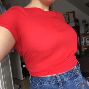 Röd tröja från Monki - Sitter som en Medium, materialet är ganska tunt och lite genomskinligt, är i bra skick med inga synliga defekter, frakt tillkommer🌸