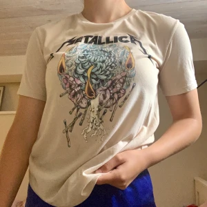 Metallica t-shirt  - Metallica T-shirt som tyvärr inte kommer till användning. Något nopprig men fint skick!
