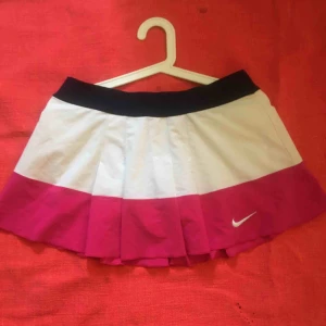  - Superfin tenniskjol i tre färger ( rosa, blå, vit) från Nike. Den är ganska kort ( som tenniskjolar är) men har innerbyxor som täcker bra och inte syns igenom. Säljer dem för att de tyvärr har blivit lite för små på mig. Skulle säga att den passar S-M. 