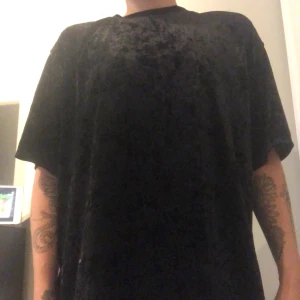 Velvet T-shirt  - Oversized sammets T-shirt med slits. Inköpt på Monki, i gott skick. Kan skickas mot fraktavgift eller hämtas i Uppsala/västerås ❤️