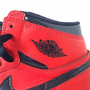 Air Jordans 1 David Letterman - Dessa ÄKTA Jordans i storlek 37 används inte av mig längre då jag tycker dom är svåra att styla! Har tecken på att de är använda vid snörning och någon annan repa eller två. Man kan självklart få närmare bild på detta :) Just nu:800kr SLUTAR 18:e 23:59