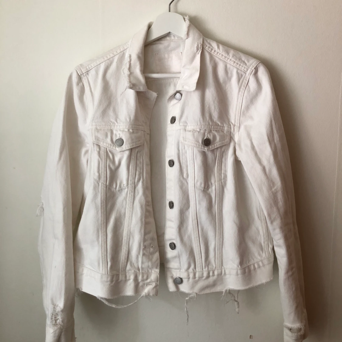 Vit jeansjacka trashed