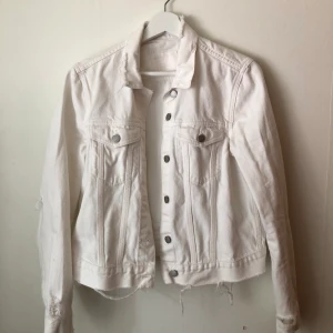 Vit jeansjacka trashed - Säljer min vita jeansjacka från Weekday som inte längre kommer till användning. Den har snygga slitna detaljer! Skickar gärna fler bilder vid intresse 💗