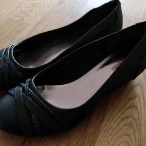 Ballerinaskor med kilklack - Ballerinaskor med kilklack, använda två gånger, storlek 38 (men skulle säga att de är mer som 39), köptes för 350kr säljs för 170kr