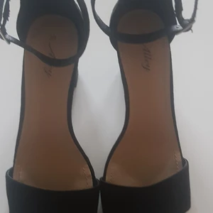 Svarta högklackade skor - Svarta klackskor  i fejk mocka med en klack på 7 cm. Lätta att gå med tanke på att klacken är ganska stor. Använt  de högst två gånger. I jätte fint skick. Nypris 299.