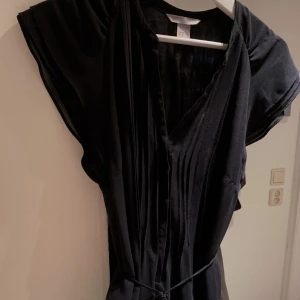 Klänning - Jättefin klänning i kortare modell med snörning i midjan! Passar strl 38! 👼🏼