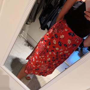 Jättefin blommig kjol säljes! Lite använd och passar storlek 38! Säljes pga den inte kommer till användning🤗