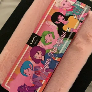 Highlighter Nyx - Aldrig använd, har inte så mycket att säga om den. Skriv vid intresse eller om du vill ha fler bilder😊 orginal pris 224kr. Pris går alltid att diskuteras!