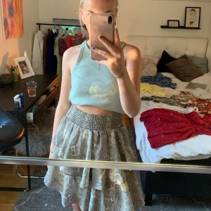 Volangkjol fr gina - Snygg kjol från Gina Tricot, passar bra på mig med xs/s men även en m, den är väldigt strechig