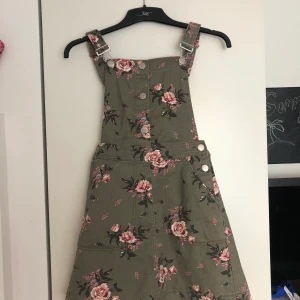 Jättefin jeansklänning!! - Knappt använd grön jeansklänning! Säljes pga för liten på mig (får inte på mig) så ganska liten i storleken om man har lite bredare höfter. Storlek 34 från H&M! 106kr inklusive frakt!!