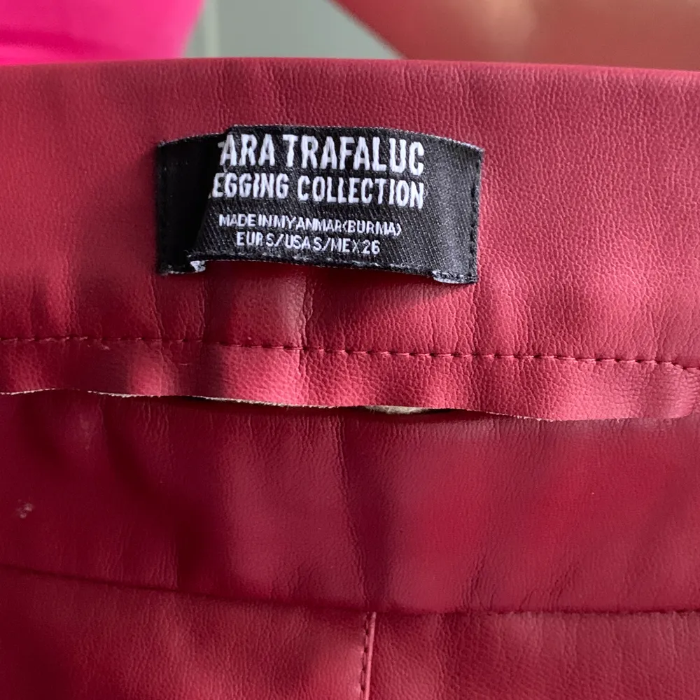 Supersnygga byxor i fake skinn från Zara. Använda ca 3 ggr och är i jättefint skick. Storlek S, men funkar på en xs också. Köparen står för frakt.. Jeans & Byxor.