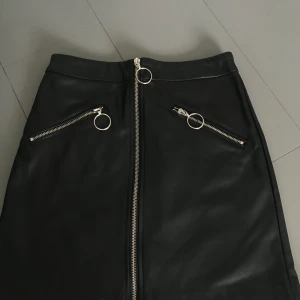 Skinnkjol Mango XS - Säljer denna supersnygga skinnkjolen från Mango. Strl XS men passar nog bättre på en S. Oanvänd med lapp kvar, minns ej pris men säljer för 100 Priset går att diskutera❤️