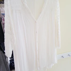 Tröja vit  - Helt ny med lappar kvar. Jättefin. Storlek 38. 