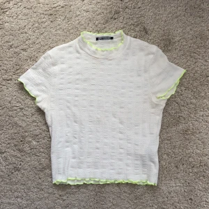 New yorker tröja - En jättefin tajt tröja från new yorker med jättefina limegröna detaljer vid hals, ärmar och längst ner🥰 Bara använt två gånger! köparen betalar för frakt✌🏼 