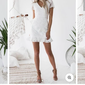 Vit sommarklänning - Supersöt sommarklänning ”Fall in love” från Dennis Maglic, storlek S och sitter bra i storleken, varken större eller mindre. Ordinarie pris 799kr. Köparen står för frakten! 