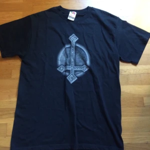 Metal/goth tshirt - Sparsamt använd unisextshirt med print på bägge sidor. På baksidan står det "Desire me like satan". Storlek M. Frakt: 22 kr 🌻