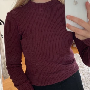 Tröja i storlek M - Tröja ifrån Gina Tricot. Liten i storleken, är mer som en S. Nypriset var ca 150 kr och säljer nu för 70 kr. Kan mötas upp eller skicka.