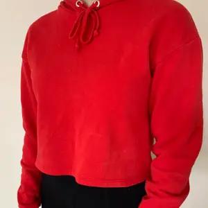 Kort, röd hoodie ifrån H&M. Nypriset var ca 150 kr och säljer nu för 70 kr. Kan mötas upp eller skicka.