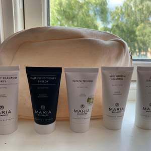 Produkter från Maria Åkerberg. Shampoo, balsam, peeling, body lotion, olive cleansing (se bild)💓 30ml. Produkterna kommer i en necessär och helt oanvända! 