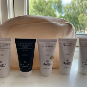 Produkter från Maria Åkerberg  - Produkter från Maria Åkerberg. Shampoo, balsam, peeling, body lotion, olive cleansing (se bild)💓 30ml. Produkterna kommer i en necessär och helt oanvända! 