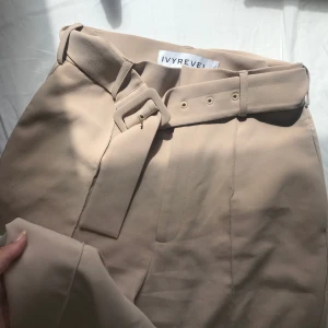 Kostymbyxor  - Sjukt snygga och populära kostymbyxor från ivyrevel, köpt för 1100kr, oanvända pga fel storlek 