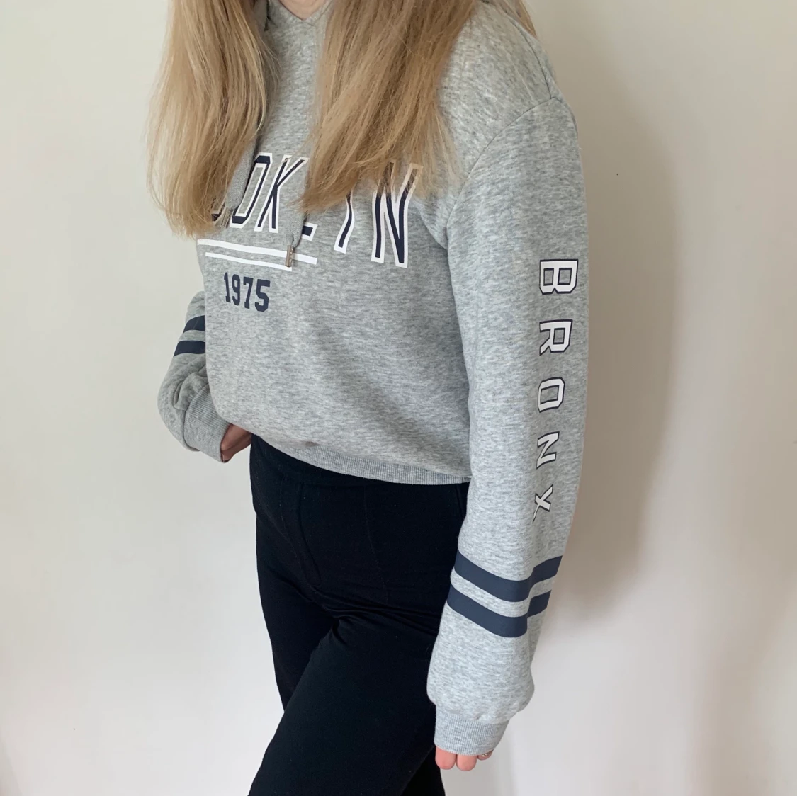 Hoodie i storlek XS - 90