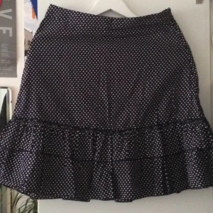  - Mörkblå prickig kjol med volanger