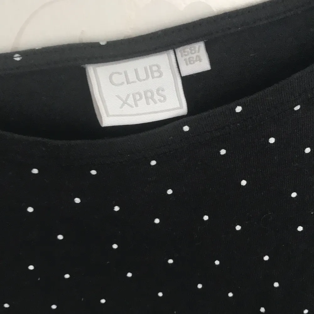 Oandvänd svart, vit prickig T-shirt från club xpres som inte finns att få tag i mer eftersom deras butik gick i konkurs. T-shirts.