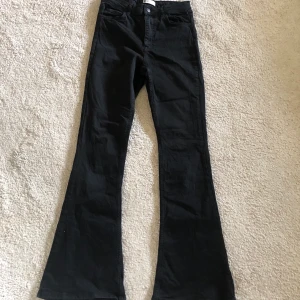 Svarta jeans från Gina Tricot stl M - Svarta jeans från Gina Tricot. Stl M. Säljer de eftersom de är för korta för mig. Fint skick. 80kr plus frakt eller  mötas upp🦋