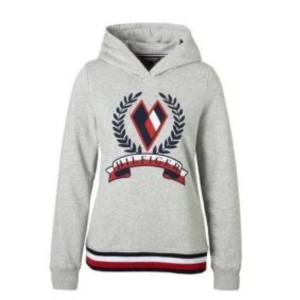 Tommy hilfiger hoddie - Tommy hilfiger hoddie köpt för några år sen dock använd en gång så den är i väldigt bra skick. Buda gärna!🤟🏻 ge gärna andra förslag på priser