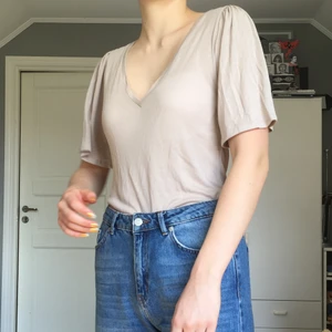 T-shirt från nakd med volangärm - En tshirt från nakd med coola volang-aktiga ärmar och v ringning. Tröjan är aldrig använd, endast testad. Nypris: 250kr