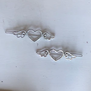 Angel hårspännen 👼🏻💕 - Söta hårspännen som är använd 1-2 gånger 🌸 Säljer även fjäril örhängen (kolla in min sida för att se annonsen) 👼🏻 Om många är intresserad blir det budgivning. Frakt tilkommer!🍀
