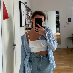 Skjorta från bikbok storlek S - En jättefin skjorta från Bikbok i storlek S. Sparsamt använd och därför i fint skick!💌 