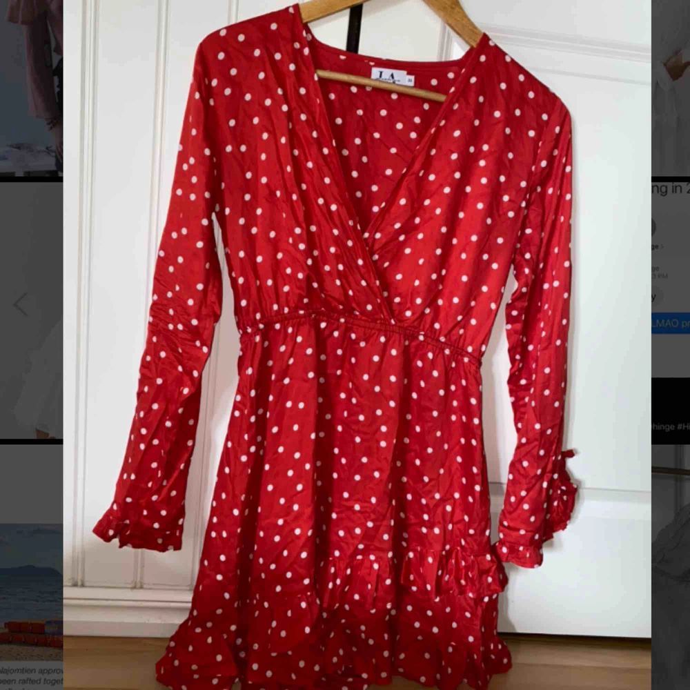Söt rödprickig klänning från Linn ahlborgs kollektion med Nakd. Klänningar.